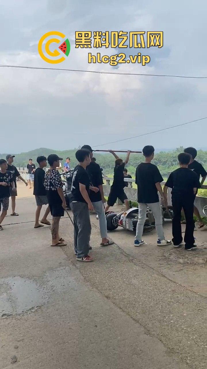 河南精神小伙挥舞青龙偃月刀街头打架，这群人是武术学校出来的？-4