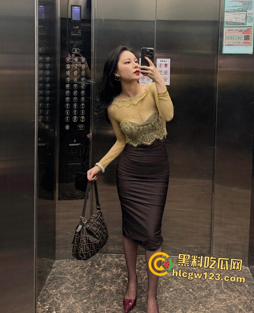 黑丝少妇偷情炮穿钢板！插进去秒流白浆，猛男动作太大震翻摄像机 ！-1