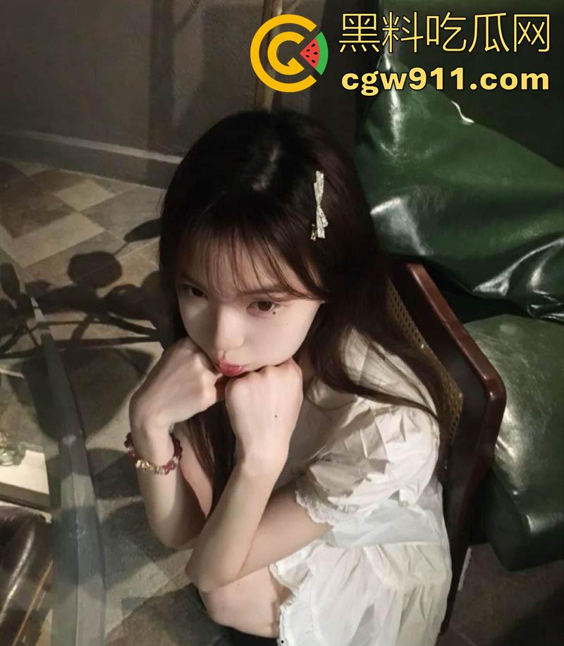 四川师范超嫩美少女【刘熙莹】，表面嫩妹女神，私下却是妓女骚逼，为钱被金主包养，掐脖被爆操视频曝光！-1