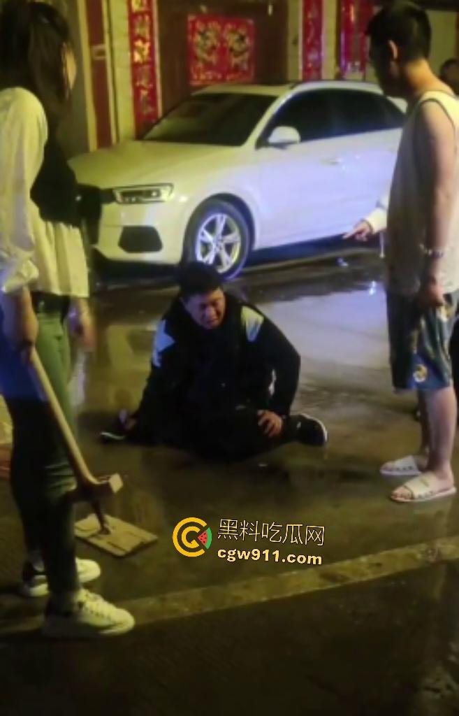 霸王嫖客惨遭技师姐妹花围殴!三四个辣妹抄扫把狂抽白嫖男,打得鼻青脸肿,欠钱不给还想摸奶?-8