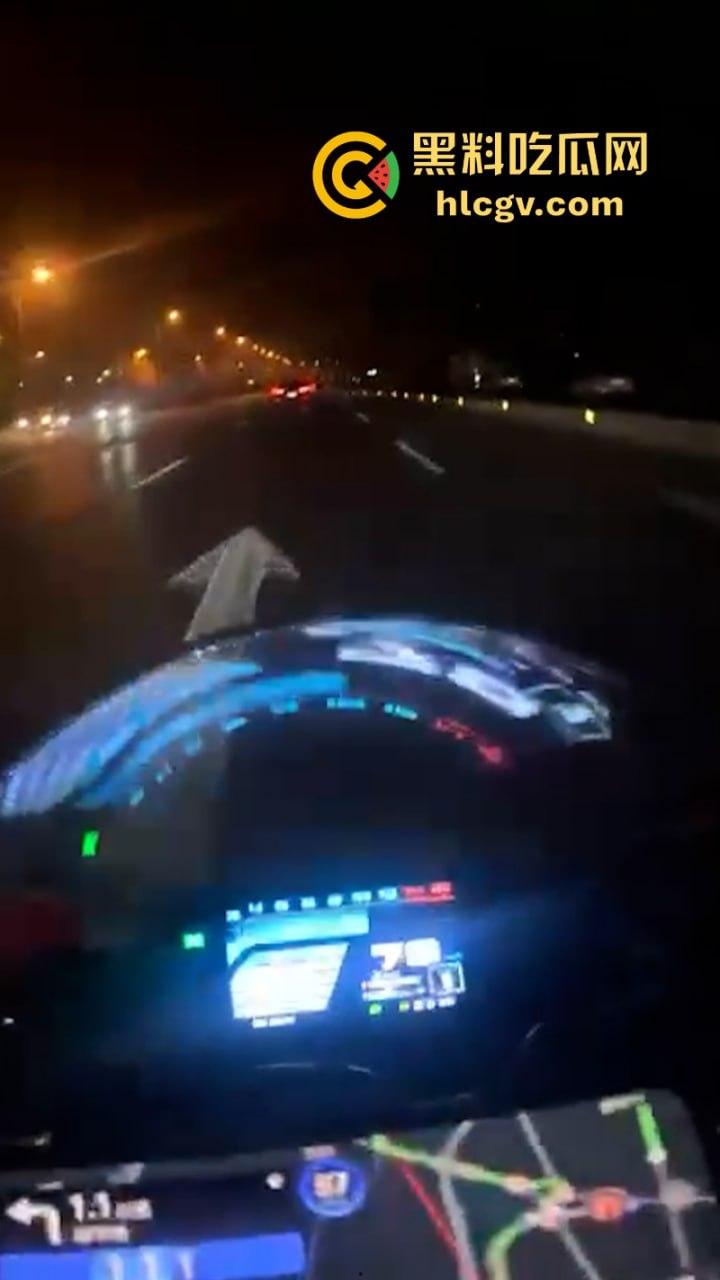 人还在吗？京牌凯越450RR摩友极限对冲特斯拉 摩托车直接被“砍头”！-4