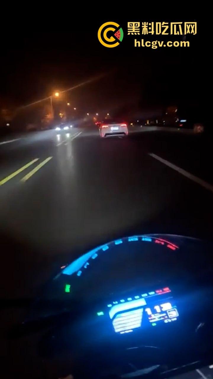 人还在吗？京牌凯越450RR摩友极限对冲特斯拉 摩托车直接被“砍头”！-5