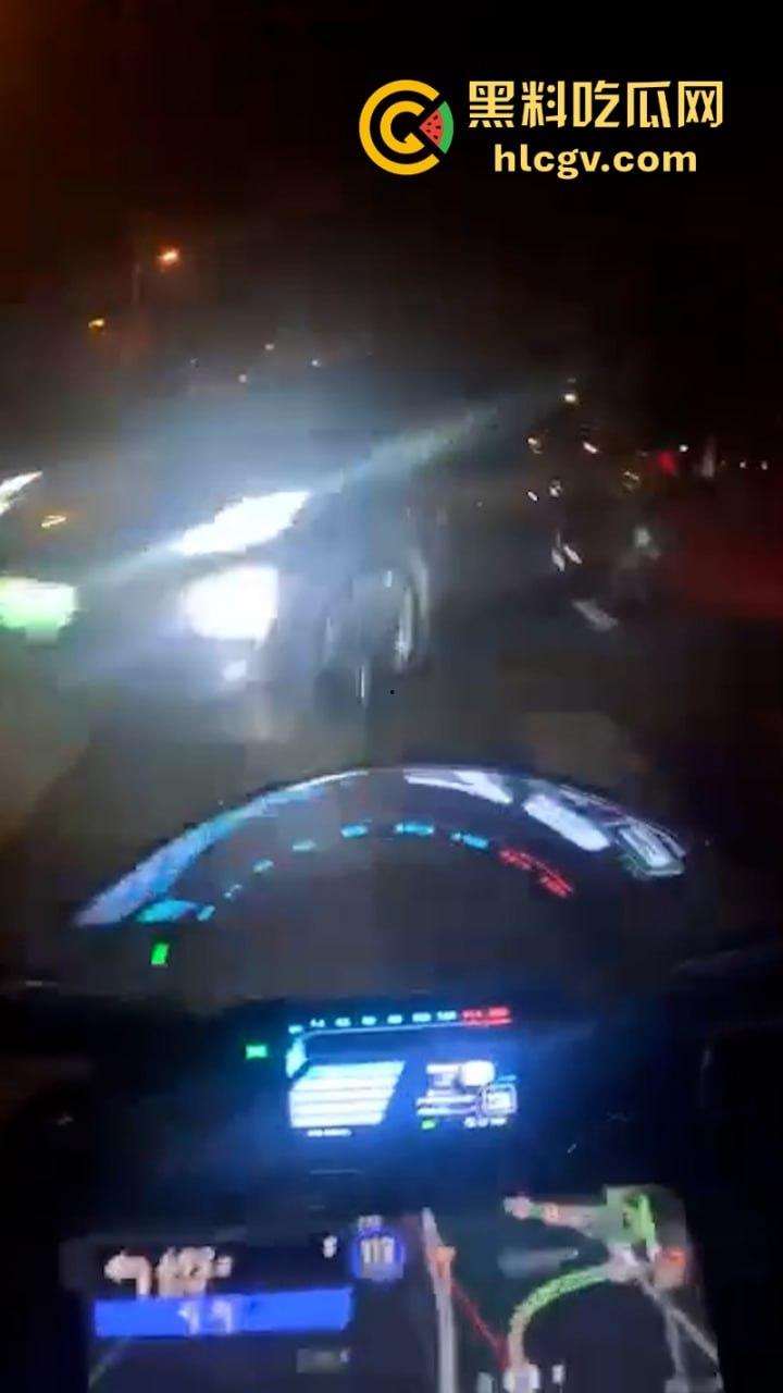 人还在吗？京牌凯越450RR摩友极限对冲特斯拉 摩托车直接被“砍头”！-6