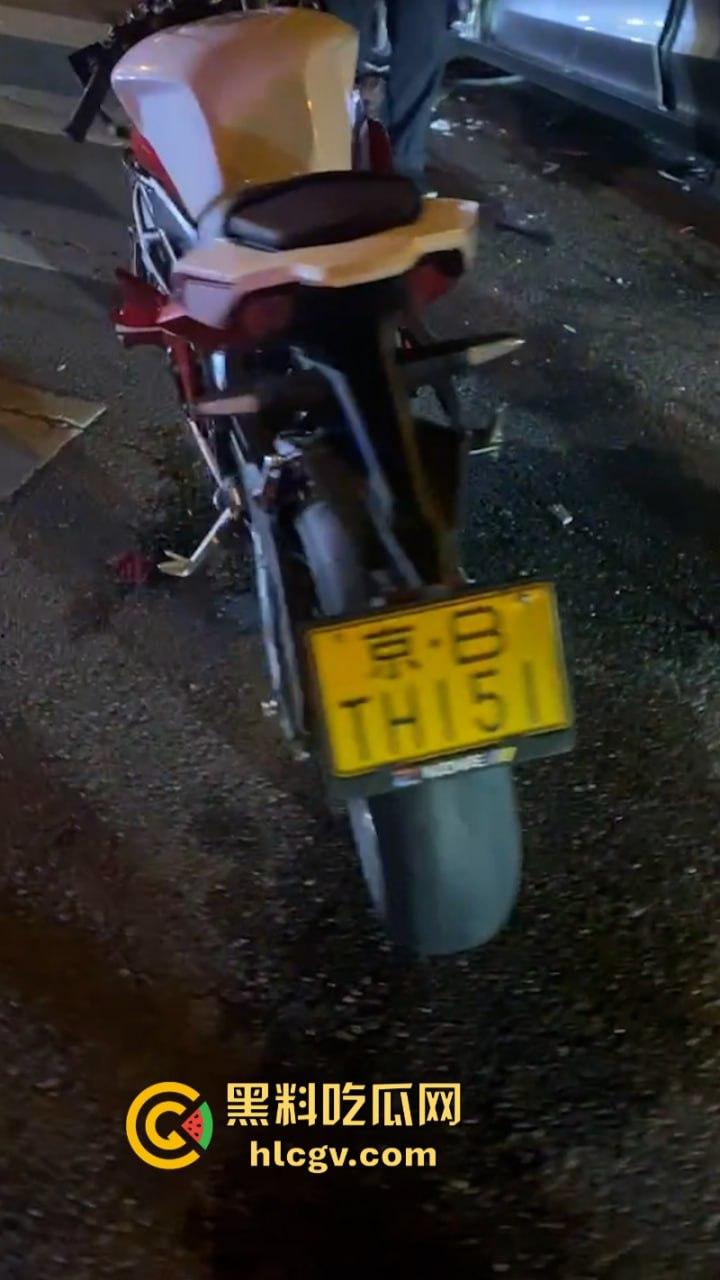 人还在吗？京牌凯越450RR摩友极限对冲特斯拉 摩托车直接被“砍头”！-8