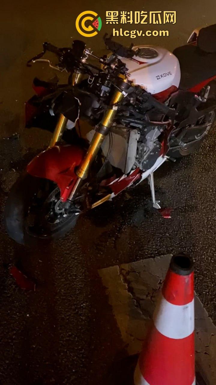 人还在吗？京牌凯越450RR摩友极限对冲特斯拉 摩托车直接被“砍头”！-9