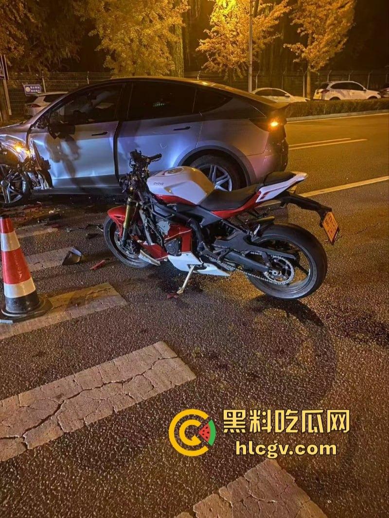 人还在吗？京牌凯越450RR摩友极限对冲特斯拉 摩托车直接被“砍头”！-11