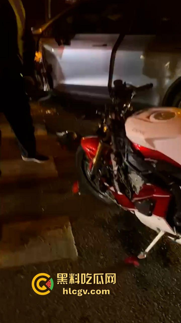 人还在吗？京牌凯越450RR摩友极限对冲特斯拉 摩托车直接被“砍头”！-13