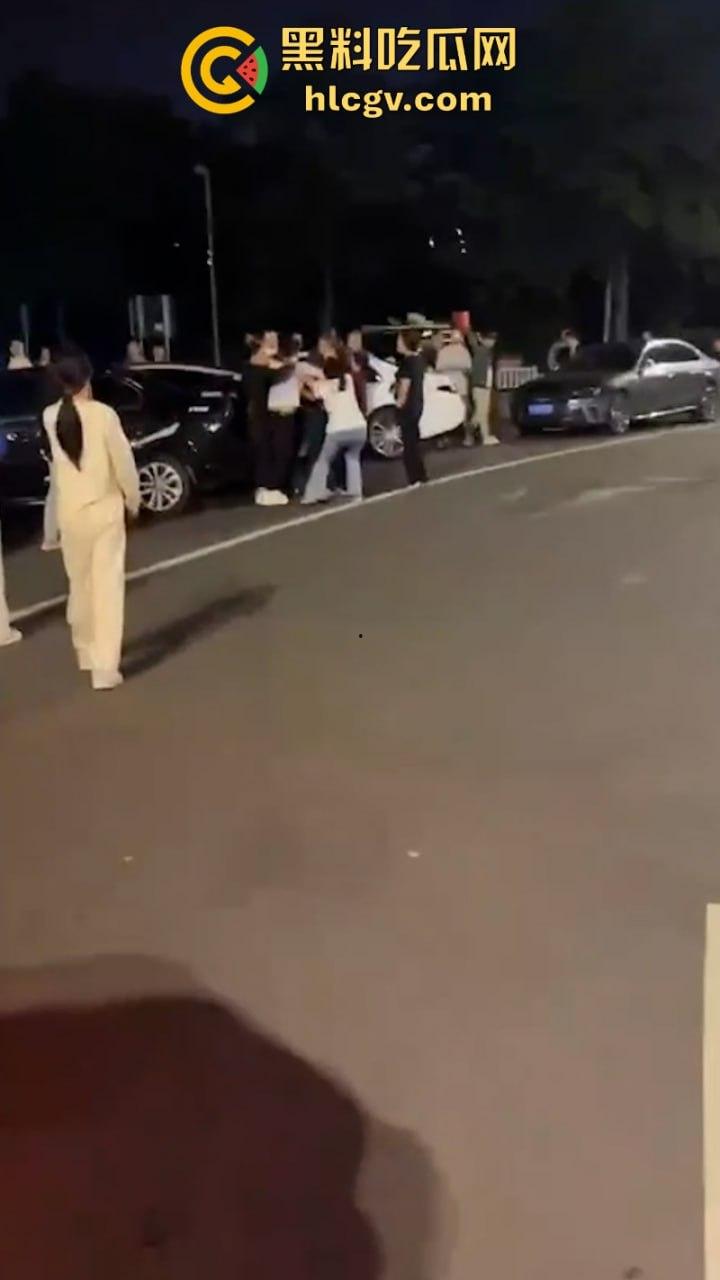 福州女子给已婚男发暧昧信息天天发骚 全家总动员婆媳联手抓小三 打成狗了这是!-4