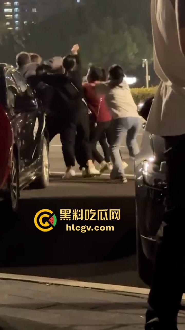 福州女子给已婚男发暧昧信息天天发骚 全家总动员婆媳联手抓小三 打成狗了这是!-7