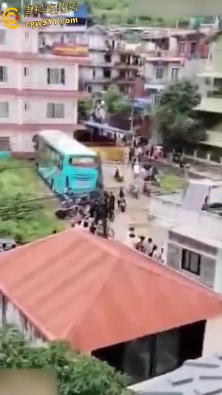尼泊尔囚犯监狱大逃亡，大会党外交部长被抗议者殴打，街头瞬间变成危机四伏的战场，暴乱失控全国沦陷！-7