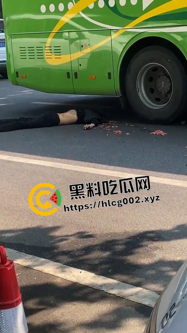 西平汽车站车祸现场视频!男子不戴头盔被公交车碾压爆头 一地脑浆 血腥慎入-3