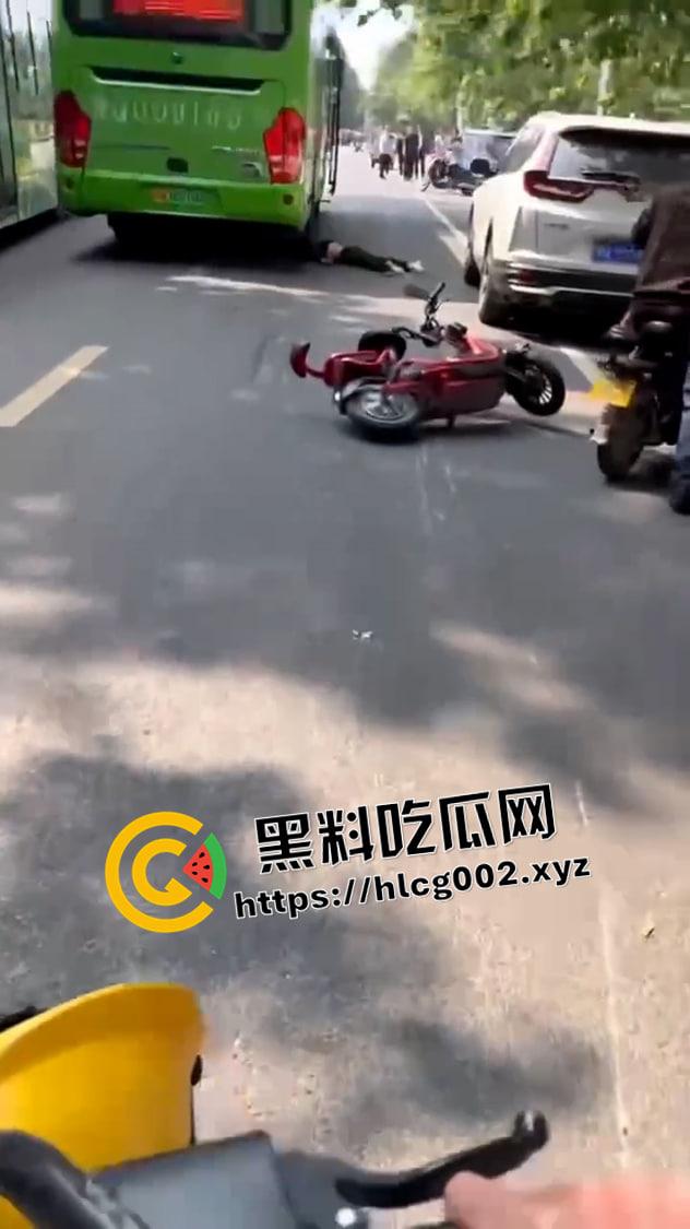 西平汽车站车祸现场视频!男子不戴头盔被公交车碾压爆头 一地脑浆 血腥慎入-4