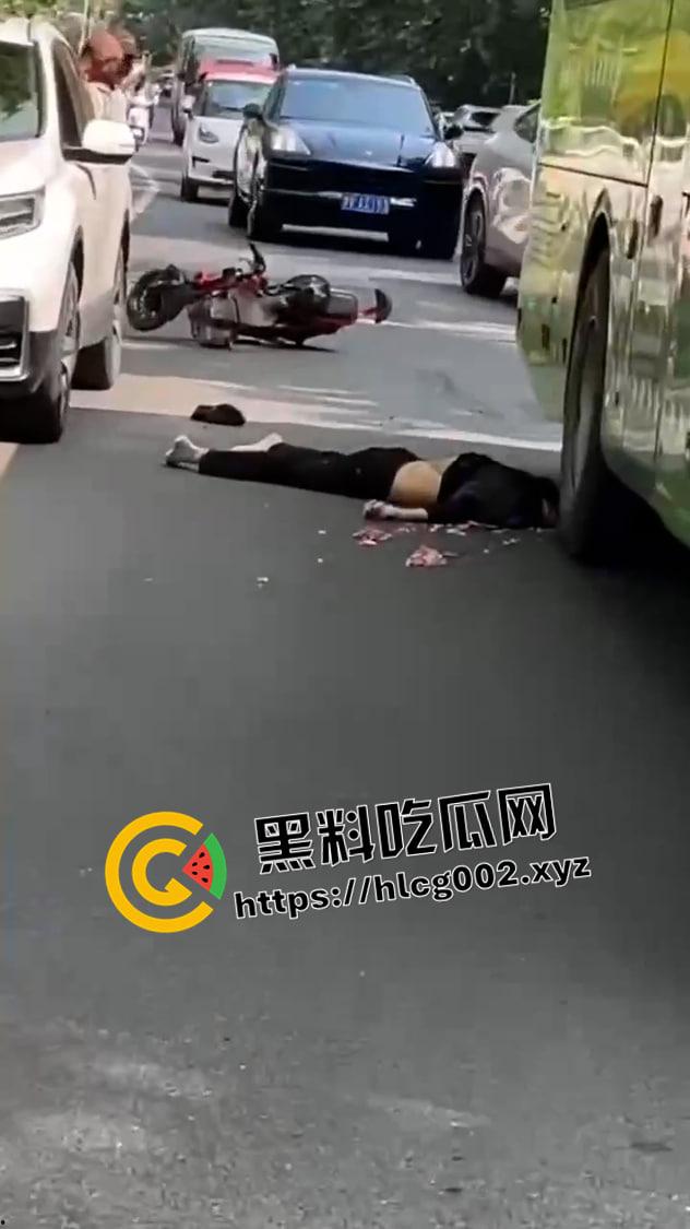 西平汽车站车祸现场视频!男子不戴头盔被公交车碾压爆头 一地脑浆 血腥慎入-5