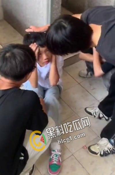漳州市南靖县高新学校 中学生校园霸凌 厕所群殴 疯狂殴打落单小男孩！-5