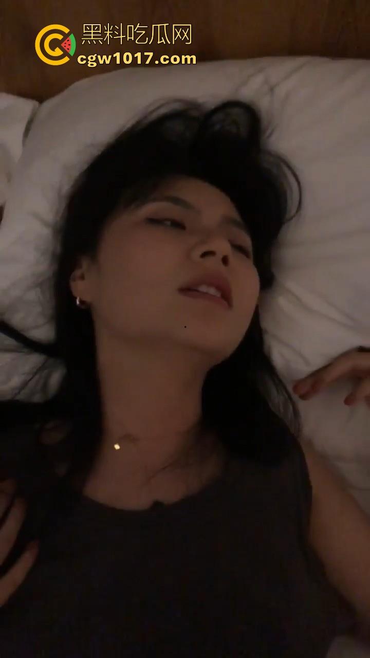 醉酒带回极品美女,一开始还抗拒插入,大鸡巴塞进去了瞬间老实,狂插到底淫水直流,怎么能这么骚啊!-3