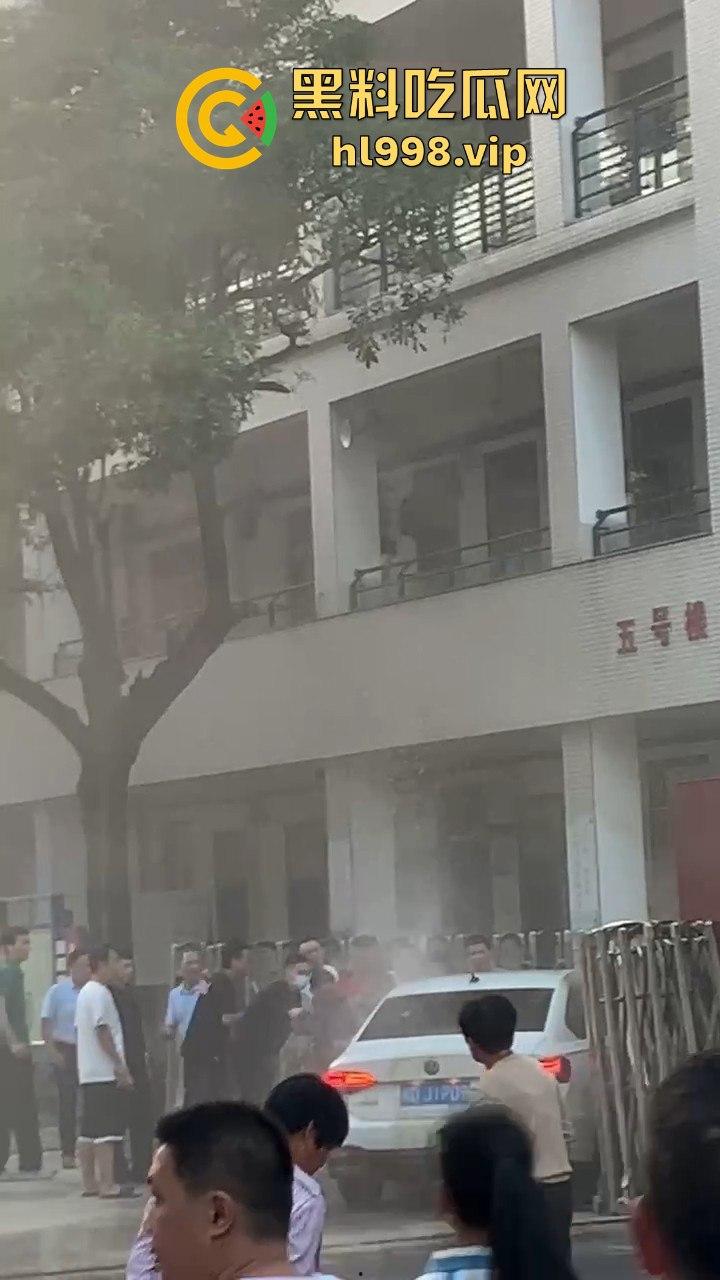 福建云霄县女司机火烧车疯狂冲撞学校！8人血洒当场，司机惨死！警方紧急调查背后真相！-4