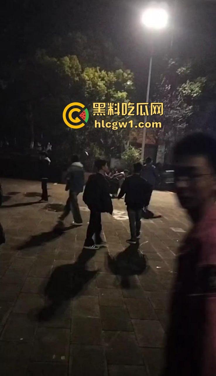 四川自贡富顺县斗殴闹出人命！精神小伙打架打崩，掏刀捅胸鲜血四溅，心肺复苏都白搭！-4