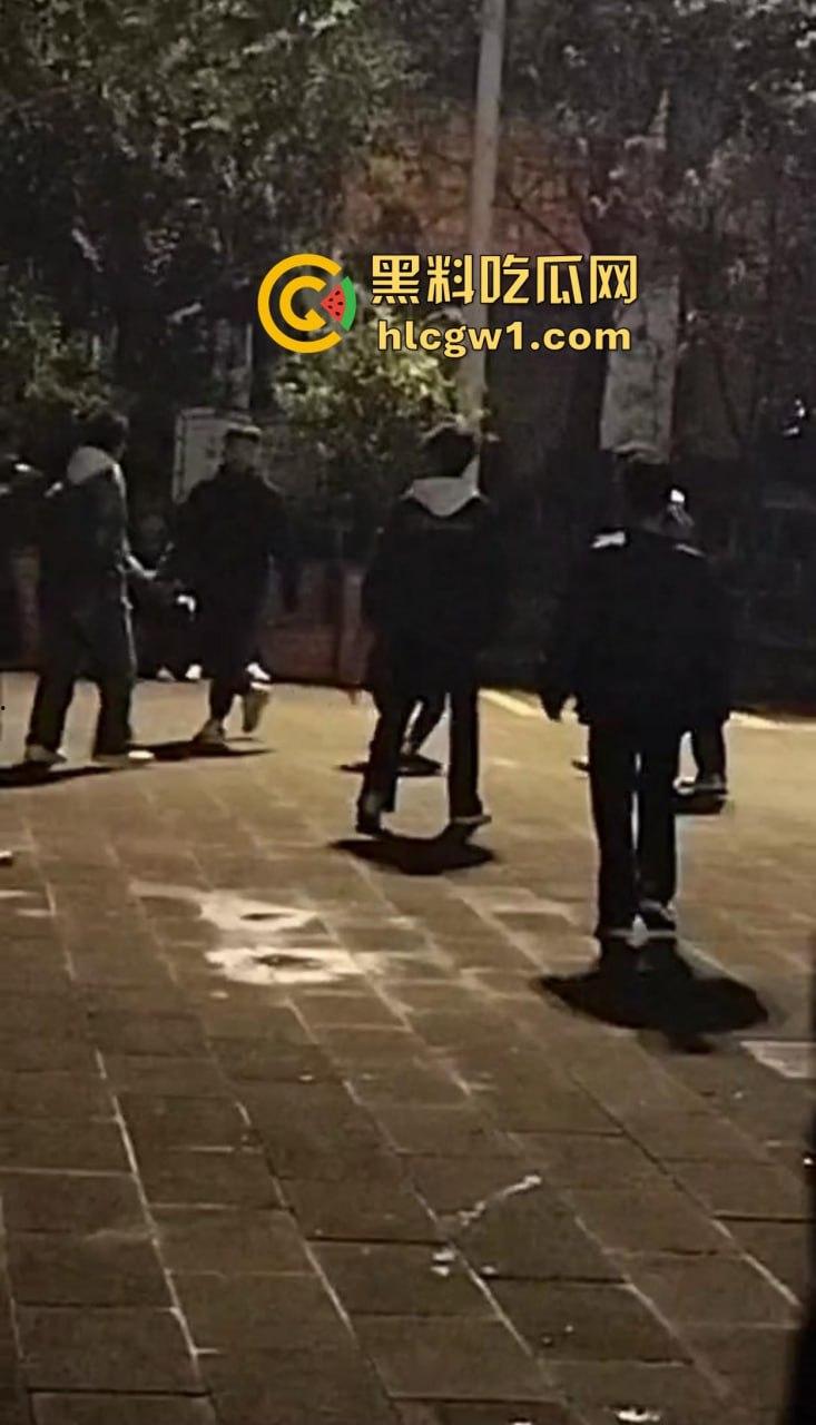 四川自贡富顺县斗殴闹出人命！精神小伙打架打崩，掏刀捅胸鲜血四溅，心肺复苏都白搭！-8