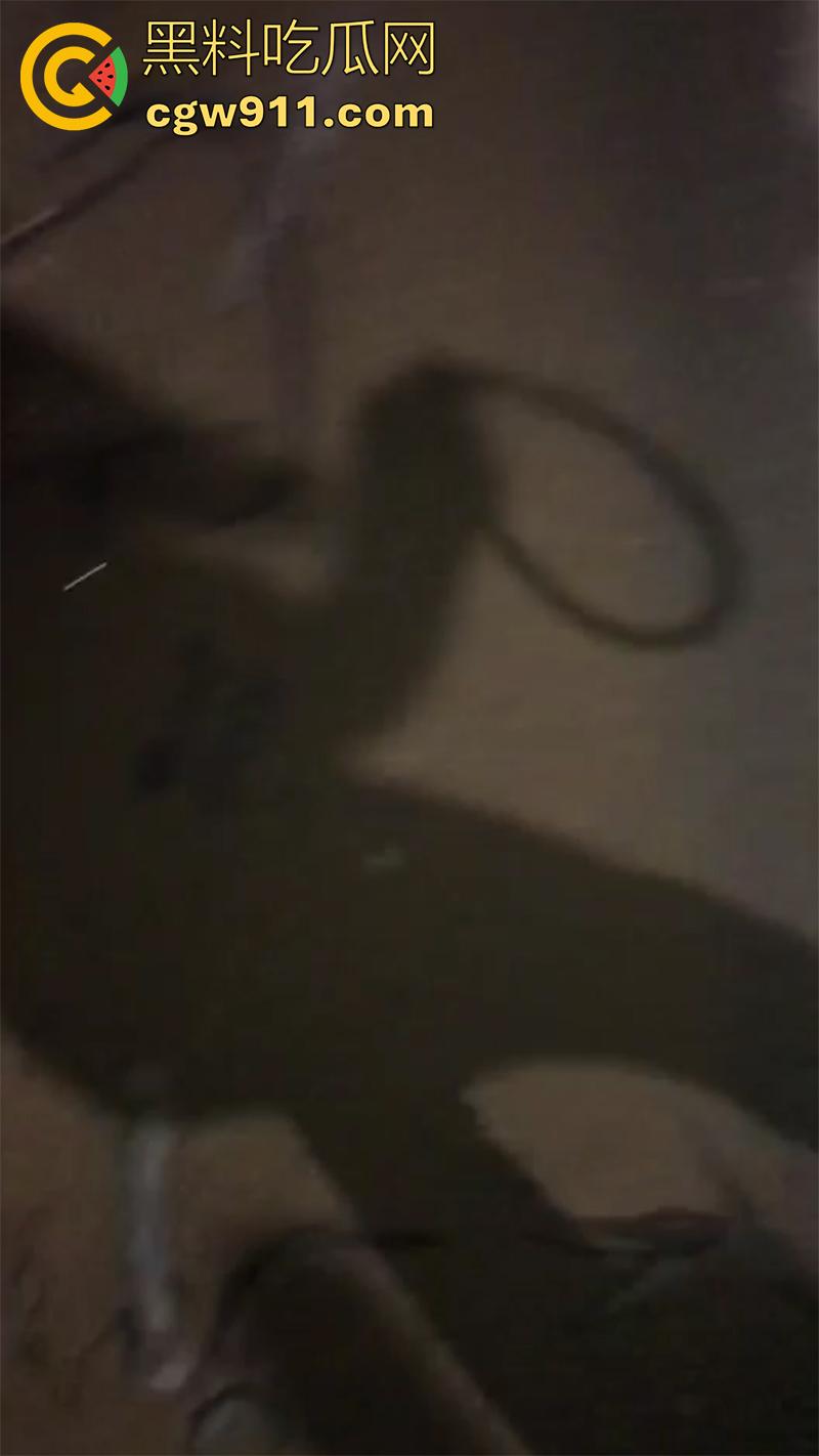 广西翻版陈美娇,靠逼勾引男人见人就睡,结果被其女友发现,带人直接围堵群殴,直接打到下跪磕头!-2