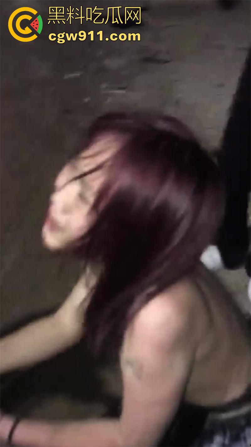 广西翻版陈美娇,靠逼勾引男人见人就睡,结果被其女友发现,带人直接围堵群殴,直接打到下跪磕头!-3