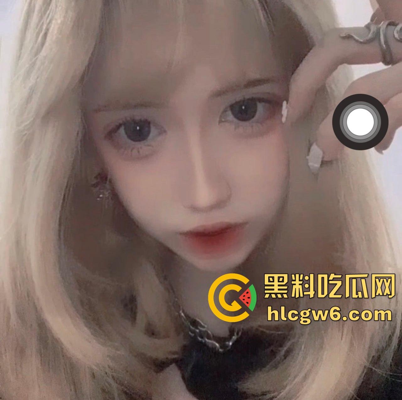 相亲对象人前纯洁背地骚如狗 一边聊电话安抚接盘侠沸羊羊 一边跪舔鸡巴舔屁眼 电光毒龙钻玩得贼熟!-7