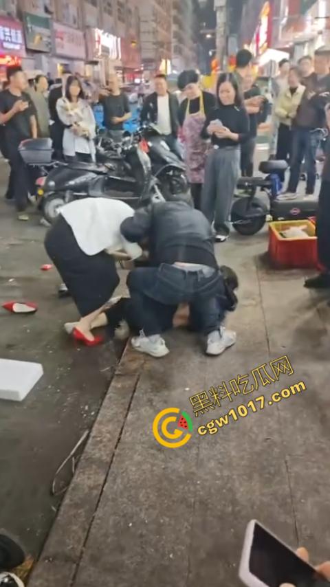 热闹龙港夜市:原配大战小三,血雨腥风惊百客围观!温州最疯狂烧烤摊街头对决,拳风猛烈,头发乱飞,争风吃醋,看个痛快!-4