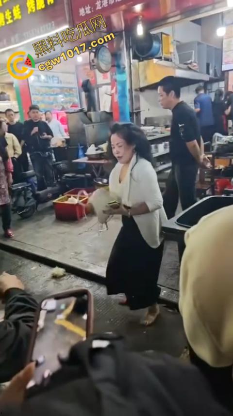 热闹龙港夜市:原配大战小三,血雨腥风惊百客围观!温州最疯狂烧烤摊街头对决,拳风猛烈,头发乱飞,争风吃醋,看个痛快!-9