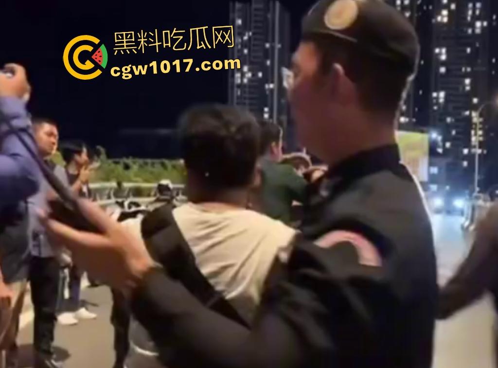 中国猪仔女在柬埔寨爬杆求救被抓，哭喊绑架救命实为诈骗园区逃奴，警方押回园区续命，活该，谁让你诈骗！-3