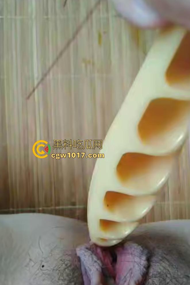 老阿姨偷听儿子操女友逼翻云覆雨,自己也发骚,用刷子头猛插老逼,用带毛的那头不是更爽吗!-2