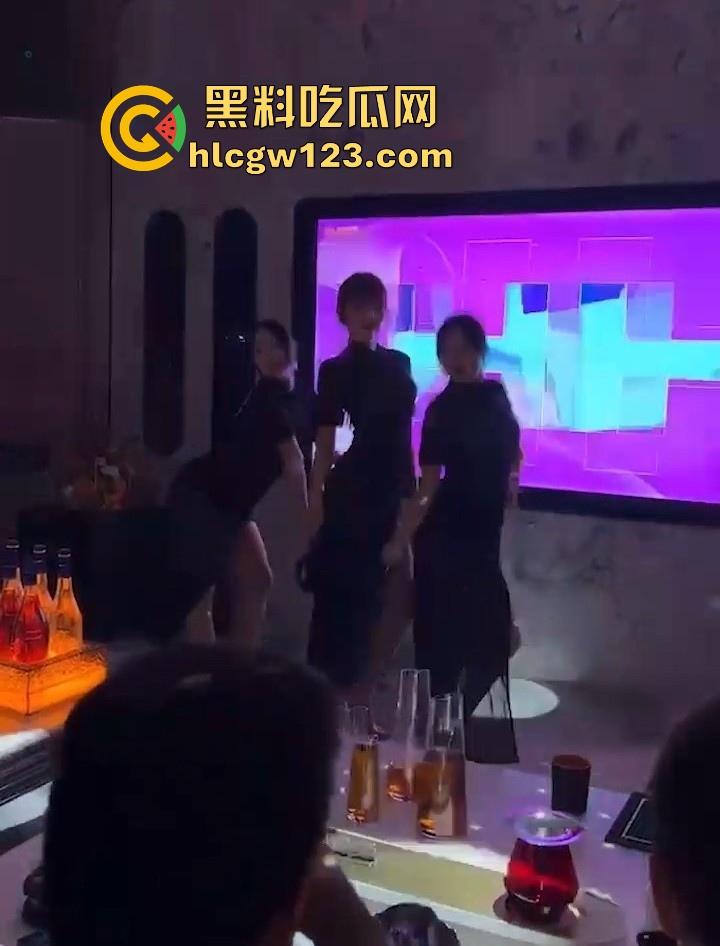 KTV包厢的淫乱现场 汉服美女曼妙舞姿后脱衣艳舞大秀 白皙娇躯性感内衣尽显 扭臀热舞媚眼挑逗 诱惑到极致！-1