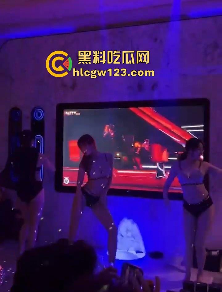 KTV包厢的淫乱现场 汉服美女曼妙舞姿后脱衣艳舞大秀 白皙娇躯性感内衣尽显 扭臀热舞媚眼挑逗 诱惑到极致！-4