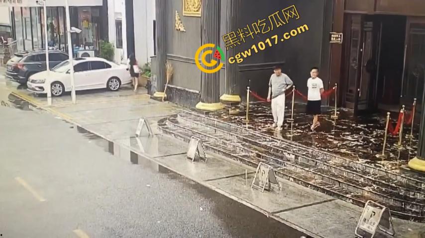 血腥暴力!两男子被疯狂催收员砍伤!街头刀光剑影,鲜血四溅,高利贷催收员下手无情,横行无忌-1