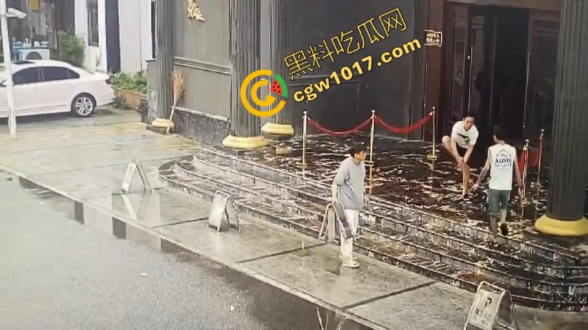 血腥暴力!两男子被疯狂催收员砍伤!街头刀光剑影,鲜血四溅,高利贷催收员下手无情,横行无忌-2