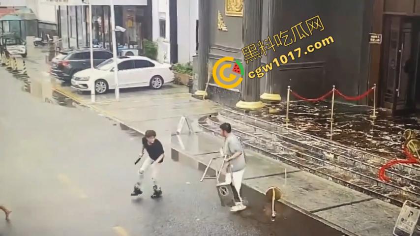 血腥暴力!两男子被疯狂催收员砍伤!街头刀光剑影,鲜血四溅,高利贷催收员下手无情,横行无忌-6