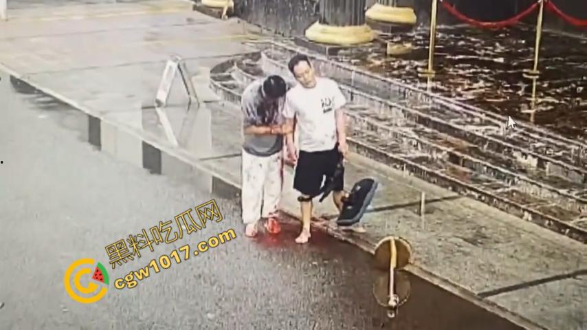 血腥暴力!两男子被疯狂催收员砍伤!街头刀光剑影,鲜血四溅,高利贷催收员下手无情,横行无忌-10