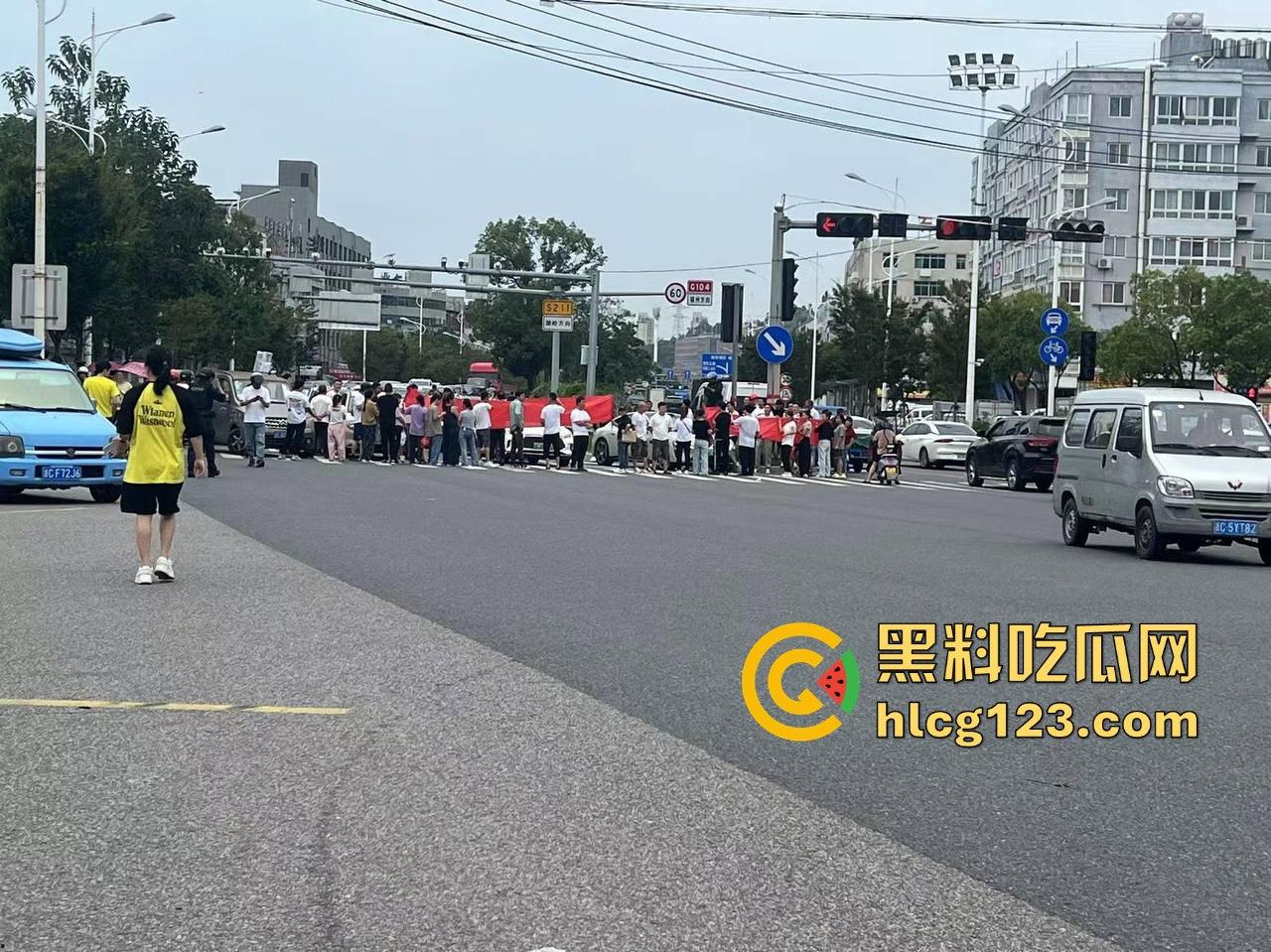 讨薪没错,但拦路等于找事!拦了路?特别人员分分钟把你请去喝茶!-7