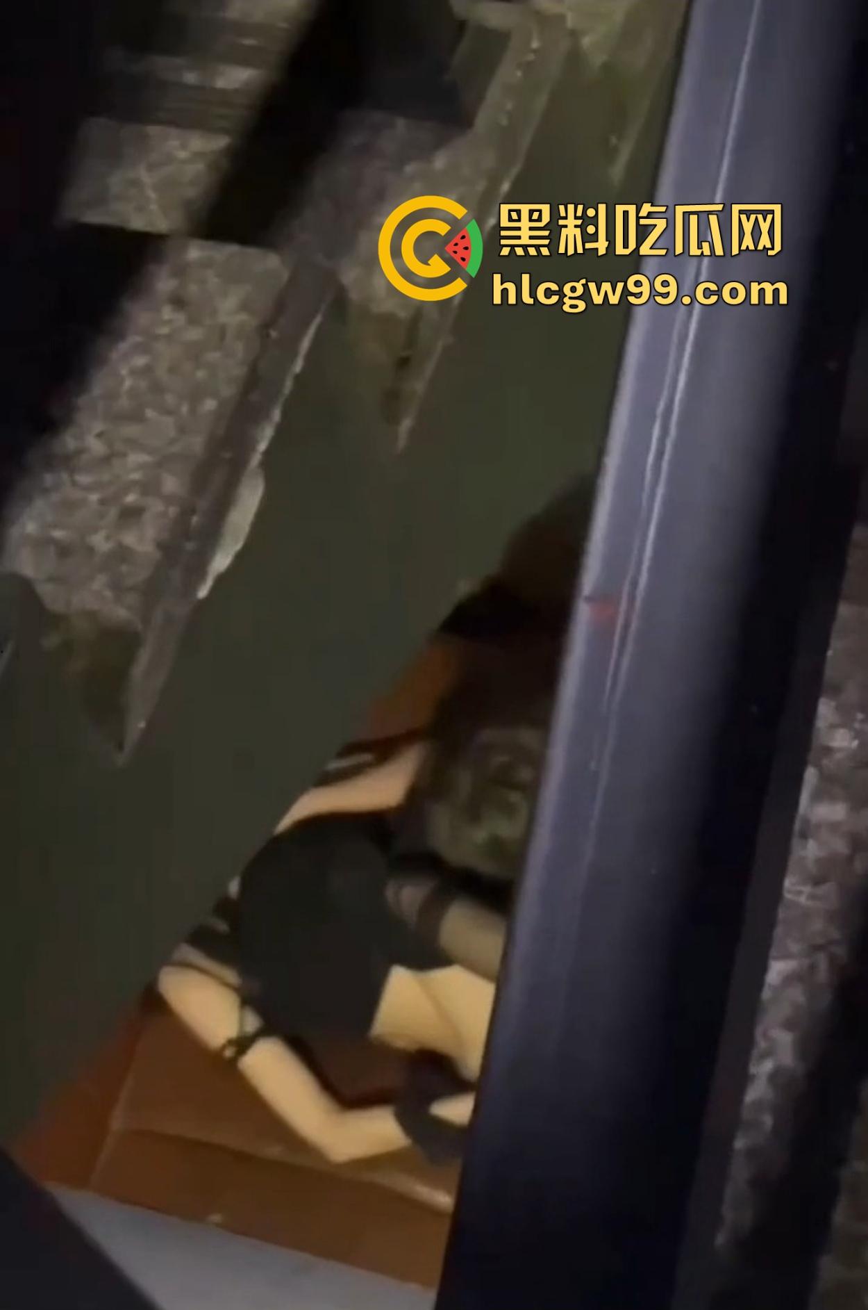 KTV地下室的阳痿现场，妹子全力助攻黑丝高跟架肩撸，少年望逼空流泪，撸了半小时弟弟却软得像根面条！-8