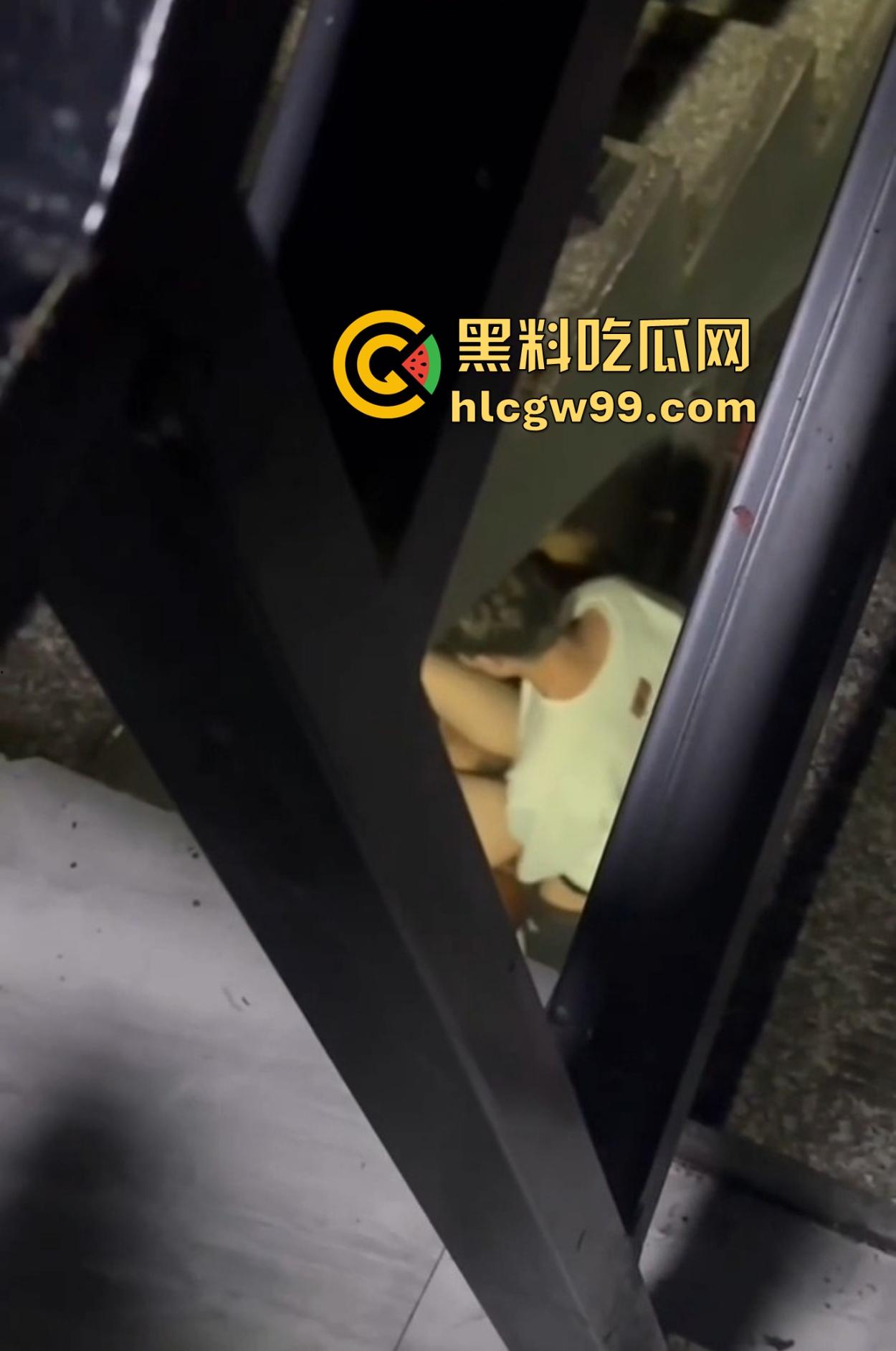 KTV地下室的阳痿现场，妹子全力助攻黑丝高跟架肩撸，少年望逼空流泪，撸了半小时弟弟却软得像根面条！-14