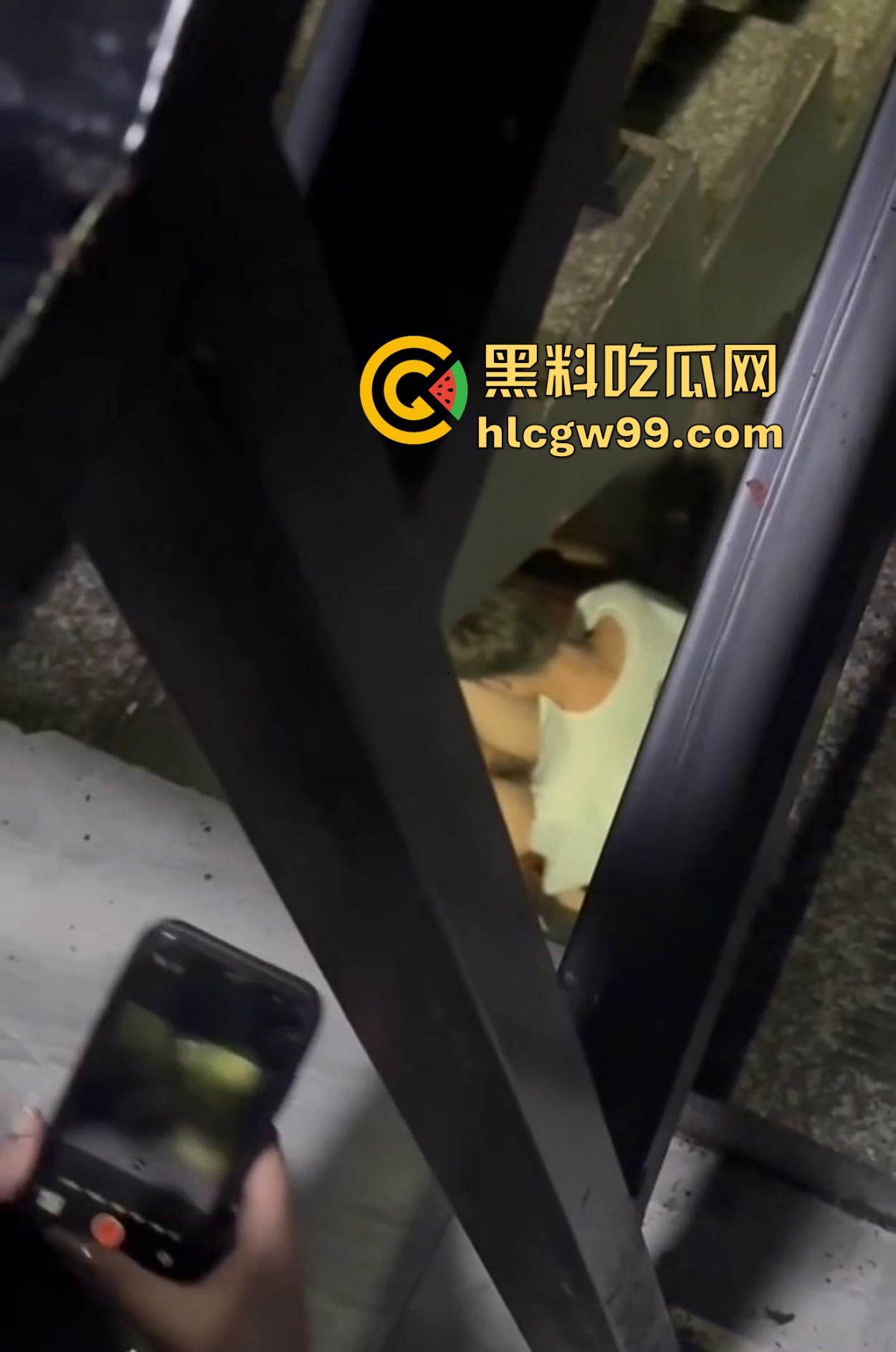 KTV地下室的阳痿现场，妹子全力助攻黑丝高跟架肩撸，少年望逼空流泪，撸了半小时弟弟却软得像根面条！-15