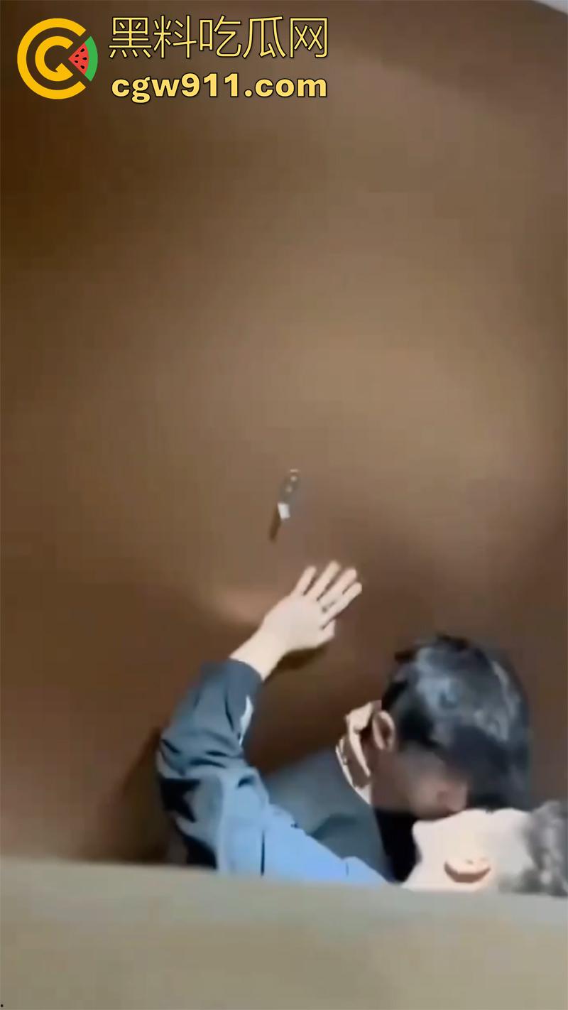 山东潍坊理工学院，厕所两个男生热吻被偷拍，上传至抖音曝光，友谊不分性别，只有厕所才分性别啊！-7