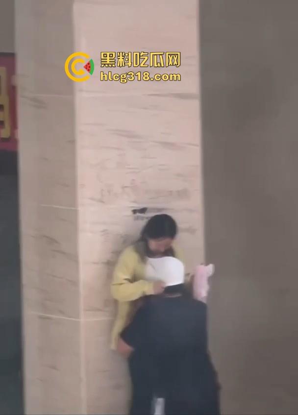 孩子这么大还没有断奶？淫荡小情侣商场角落在线吃奶，下跪头埋胸狂舔大奶，可能孩子真饿了！-7