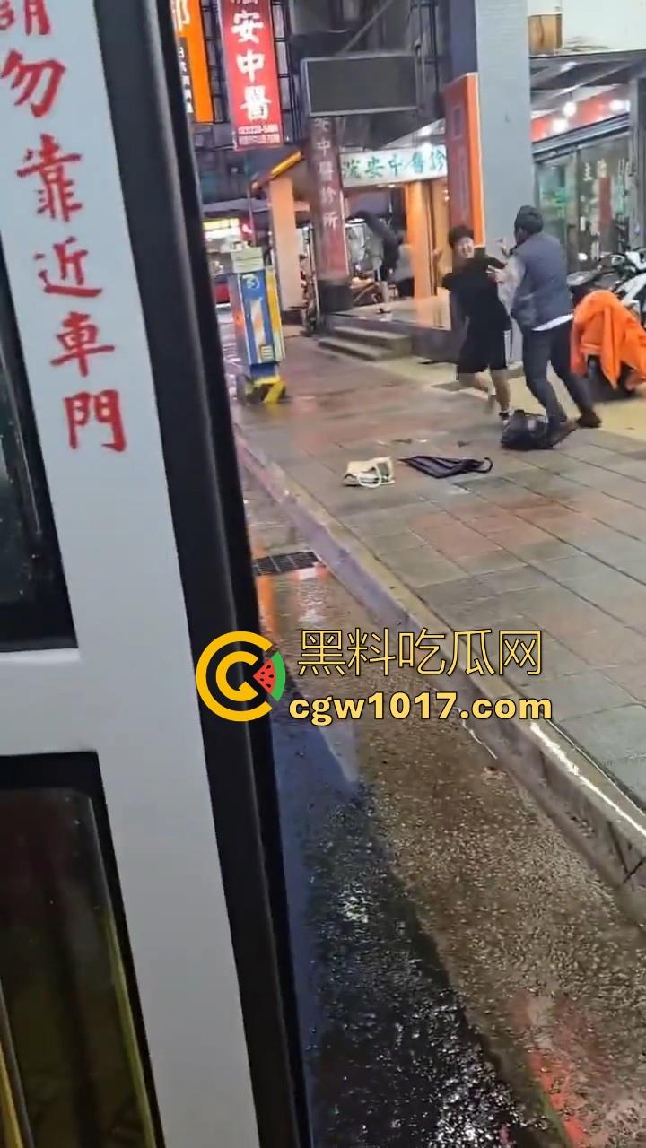台湾公交车司机跟高中生马路互殴,停车下来单挑,学生脸部被打出血,很明显司机技高一筹啊!-1