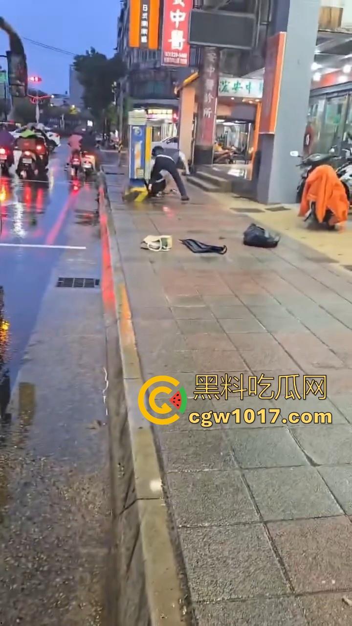 台湾公交车司机跟高中生马路互殴,停车下来单挑,学生脸部被打出血,很明显司机技高一筹啊!-2