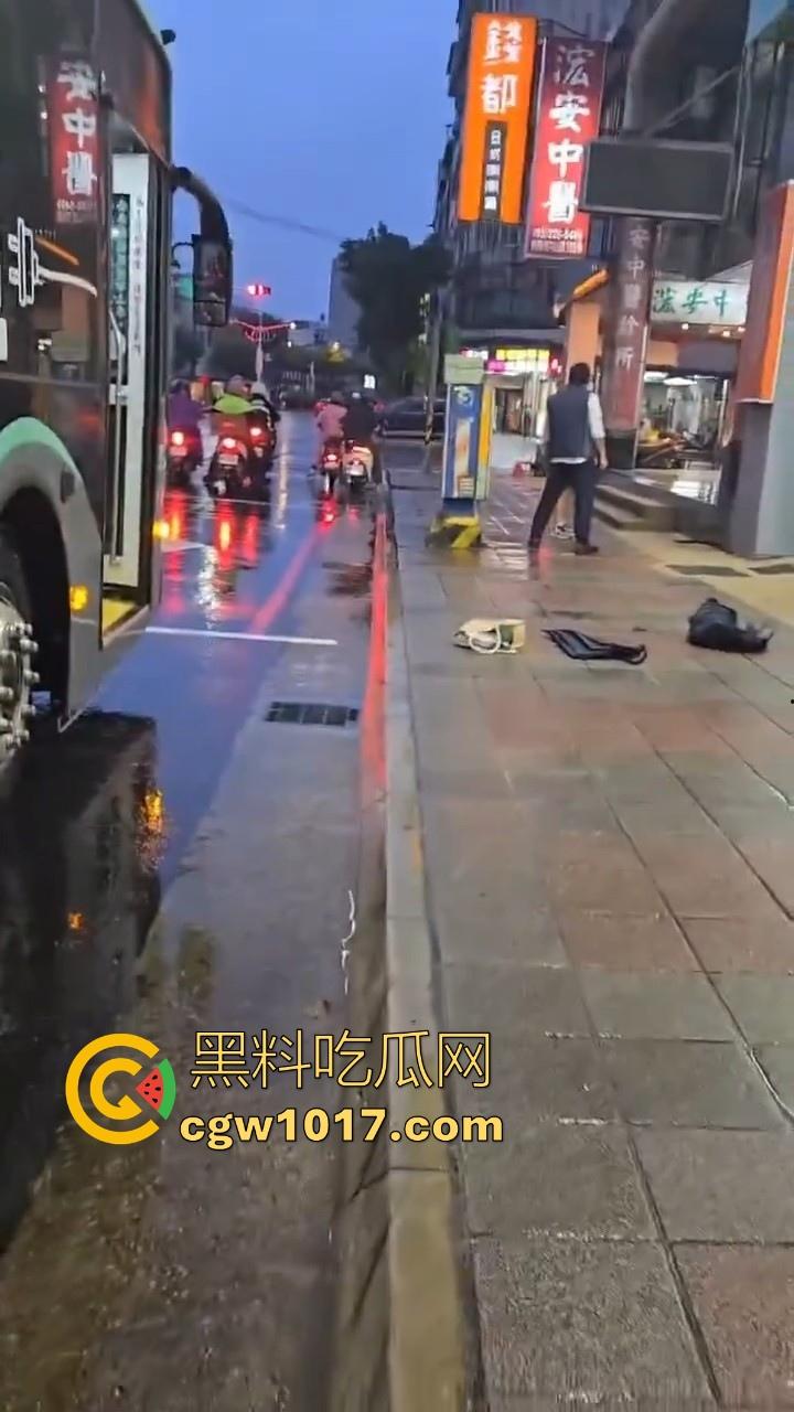 台湾公交车司机跟高中生马路互殴,停车下来单挑,学生脸部被打出血,很明显司机技高一筹啊!-3