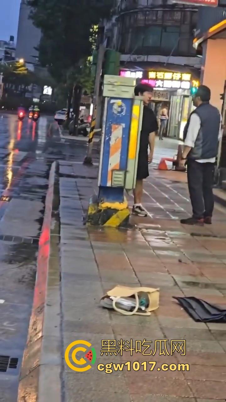 台湾公交车司机跟高中生马路互殴,停车下来单挑,学生脸部被打出血,很明显司机技高一筹啊!-4