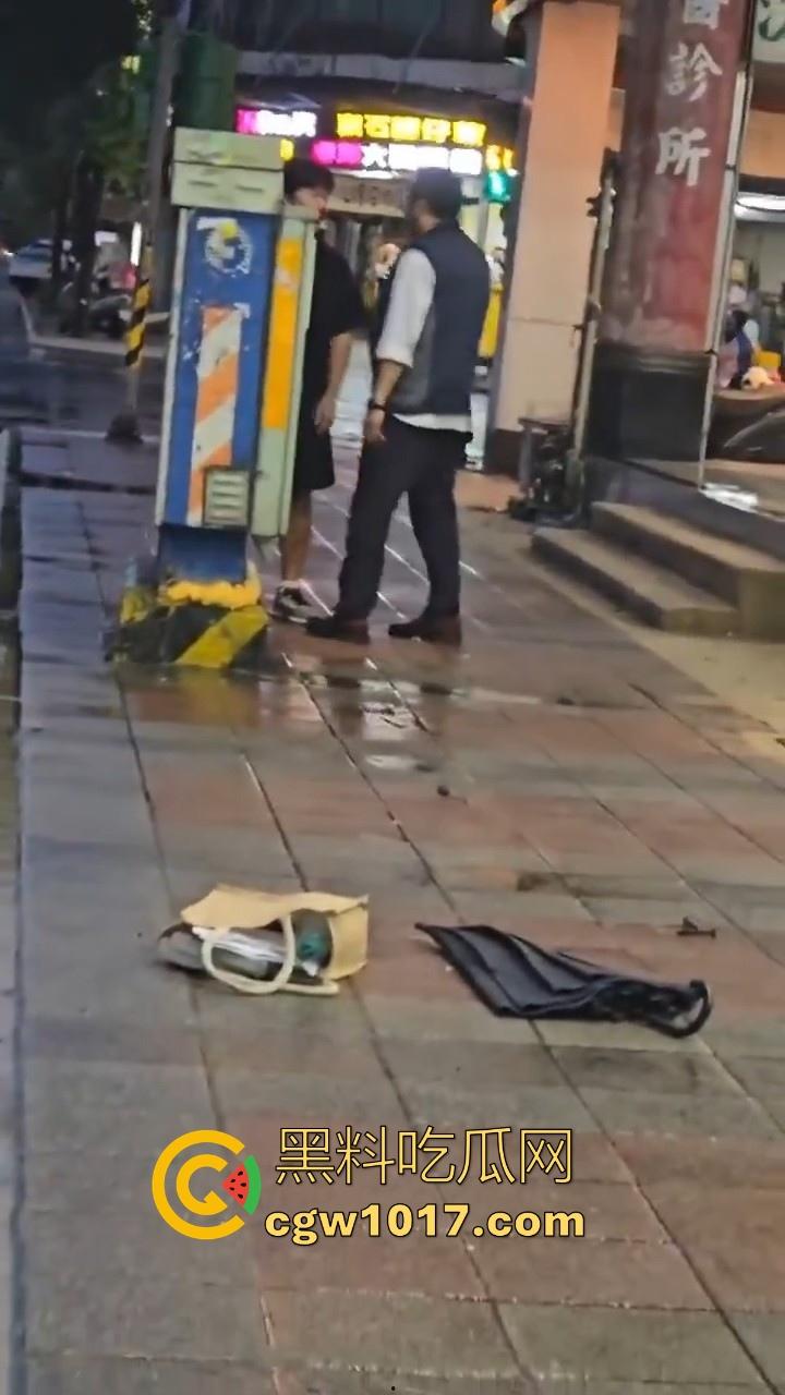 台湾公交车司机跟高中生马路互殴,停车下来单挑,学生脸部被打出血,很明显司机技高一筹啊!-5