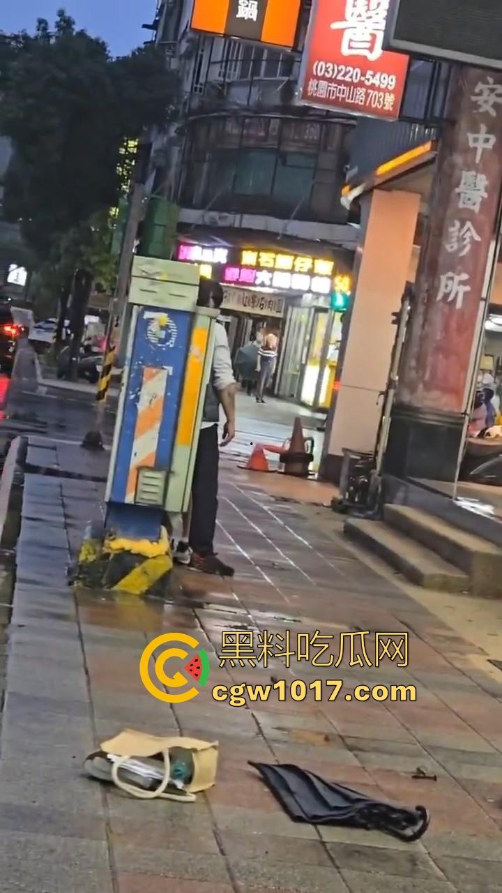 台湾公交车司机跟高中生马路互殴,停车下来单挑,学生脸部被打出血,很明显司机技高一筹啊!-6