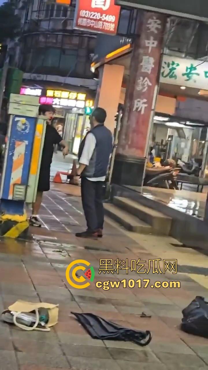 台湾公交车司机跟高中生马路互殴,停车下来单挑,学生脸部被打出血,很明显司机技高一筹啊!-7