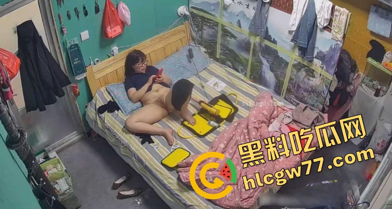 监控破解流出，一位职场母亲打发女儿出门后 拿出了一个专业炮机看着视频猛插骚穴！-10