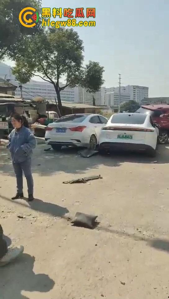 温州女司机上演生死时速，新手误把油门当刹车，狂飙130迈停不下来，最后靠撞车减速！-5